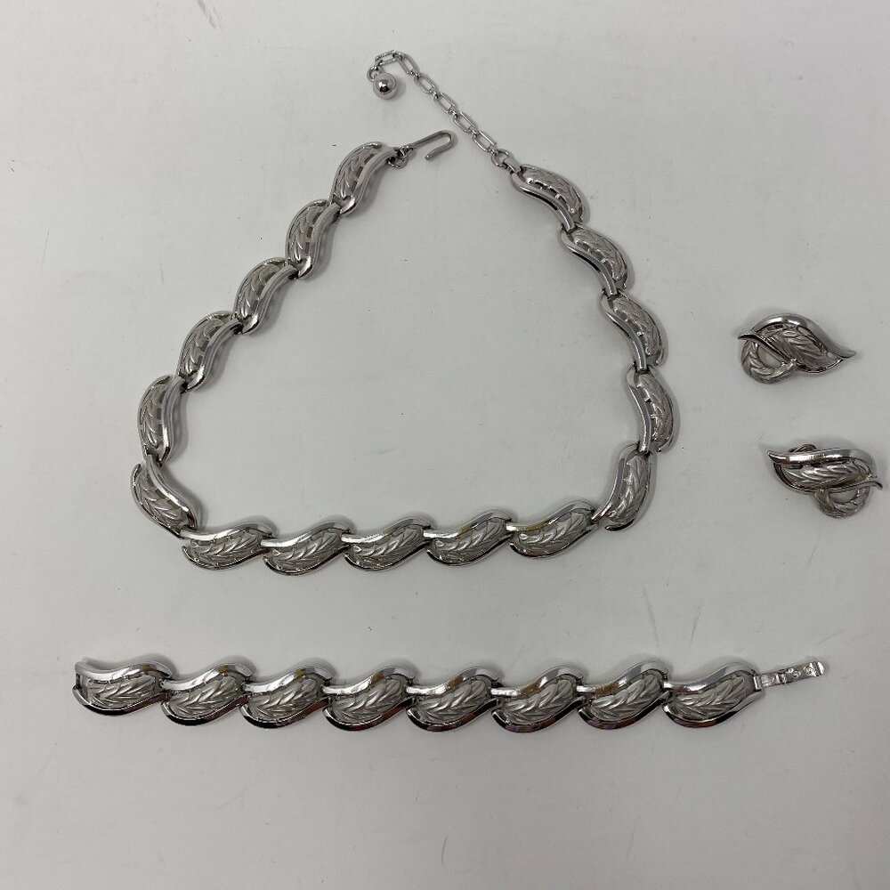 vintage trifari necklace bracelet earrings set